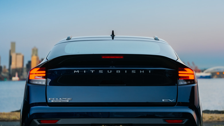 Rückansicht eines blauen Mitsubishi Eclipse Sportback 2027.