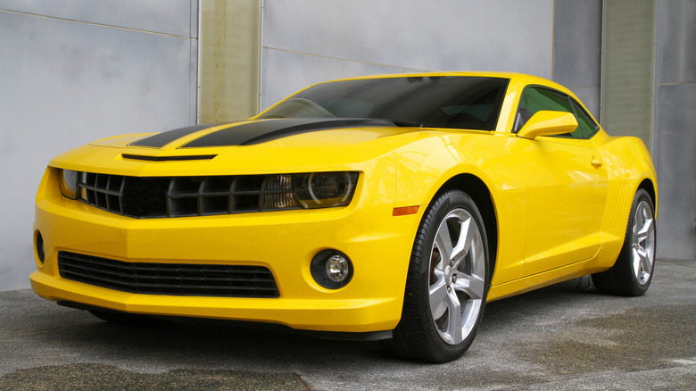 TRANSFORMERS Chevrolet Camaro (Bumblebee Robot) Attraktion im Universal Studio Singapore