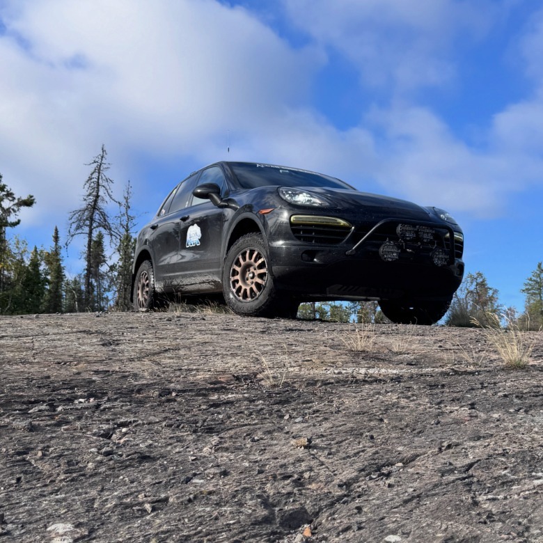 Mit einem Cayenne einen Felsen erklimmen