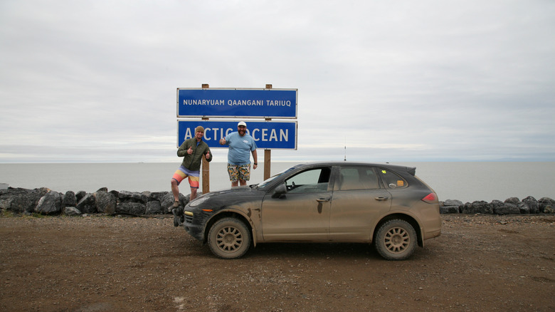 Alex und ich mit dem Porsche Cayenne Diesel am Arktischen Ozean in Tuktoyaktuk, NWT