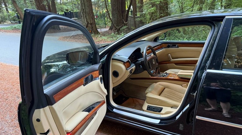 2005 Volkswagen Phaeton W12 2+2 Kabinenbild durch die Fahrertür