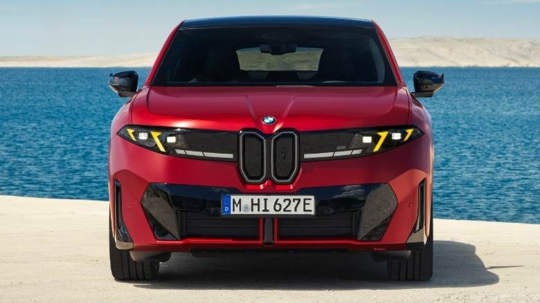 Frontpartie eines satinroten BMW iX4 M60 2027