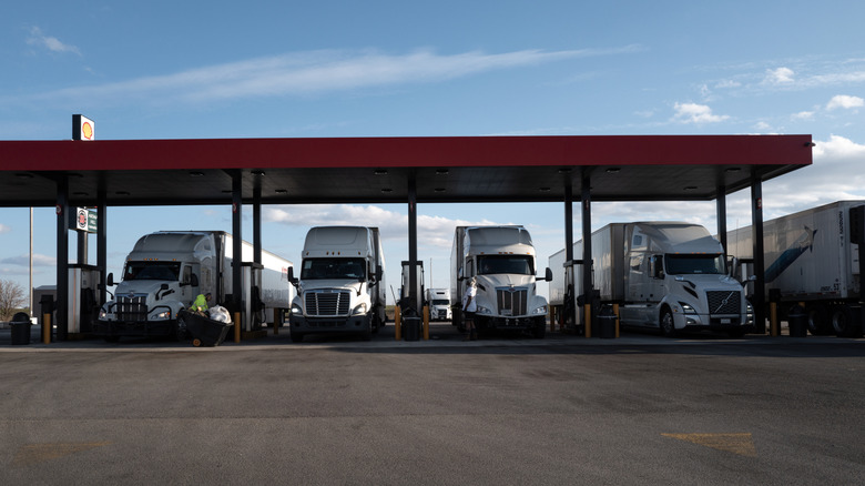 BELVIDERE, ILLINOIS – 06. APRIL: Am 06. April 2026 werden auf einer Raststätte in Belvidere, Illinois, LKWs mit Dieselkraftstoff betankt. Der Krieg mit dem Iran hat die Kosten für den Transport von Waren zu den Verbrauchern erhöht, wobei der landesweite Durchschnitt für Diesel auf etwa 5,60 US-Dollar pro Gallone gestiegen ist. (Foto von Scott Olson/Getty Images)