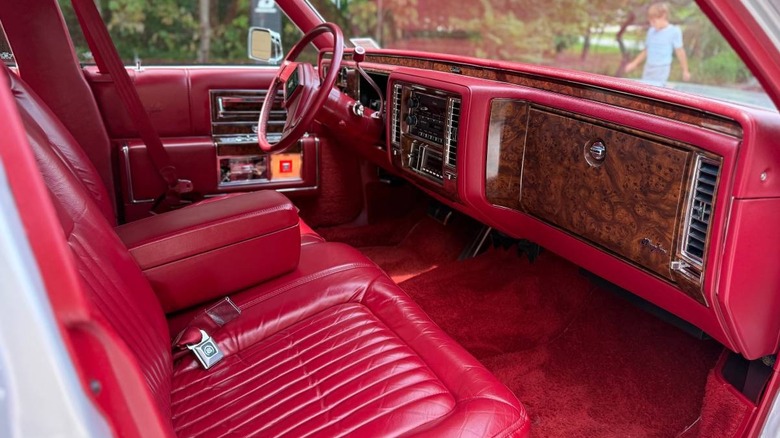 Bild der Vordersitze des Cadillac Brougham von 1991