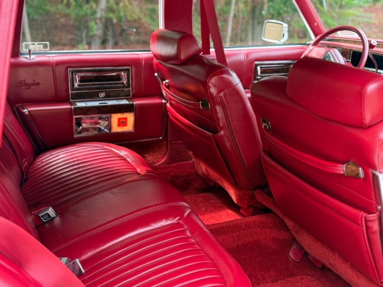 Bild des Rücksitzfachs des Cadillac Brougham von 1991