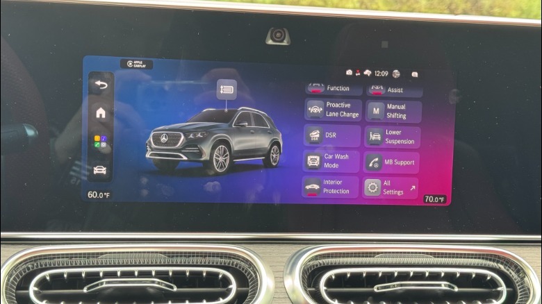 Eine Nahaufnahme des mittleren Infotainment-Bildschirms mit hochgeklapptem „Schnellsteuerungs“-Menü und vielen kleinen Menüoptionen