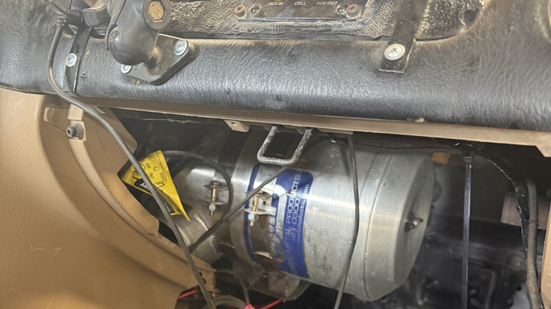 Der Luftfilter unter dem Armaturenbrett eines Offroad-Miata