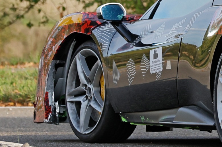 Vorderraddetail eines Ferrari 296 Challenge Stradale-Prototyps