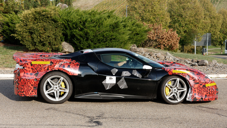 Seitenansicht eines Ferrari 296 Challenge Stradale-Prototyps