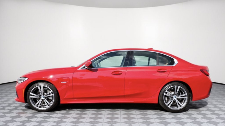 ein roter BMW 330 xDrive Baujahr 2022