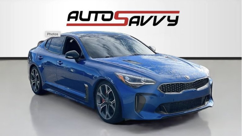 Ein blauer Kia-Stinger