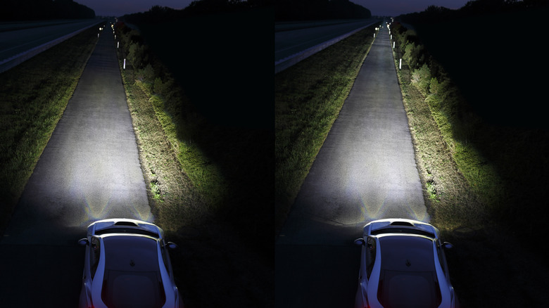 Eine nebeneinanderliegende Aufnahme eines weißen i8, der nachts auf einer Landstraße geparkt ist, zeigt den Unterschied zwischen LED-Scheinwerfern links und Laserscheinwerfern rechts und beleuchtet die Straße weiter unten