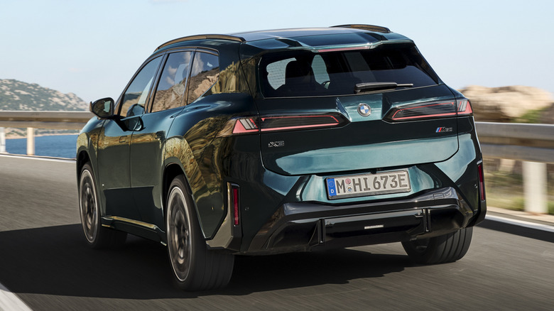 BMW iX3 M60 xDrive von hinten