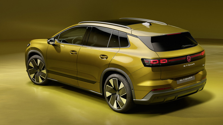 3/4-Hinteransicht eines gelben Volkswagen ID Tiguan