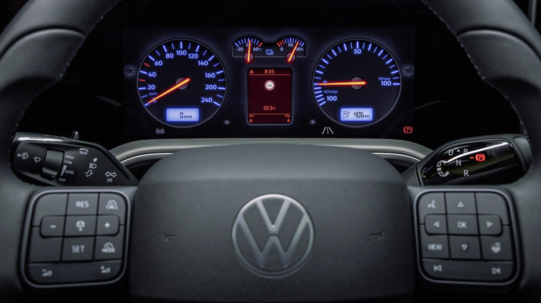 Eine Nahaufnahme des schwarzen Lenkrads des Volkswagen ID Tiguan (mit echten Knöpfen!) und des neuen Mk. IV Golf-Messinstrument-Design