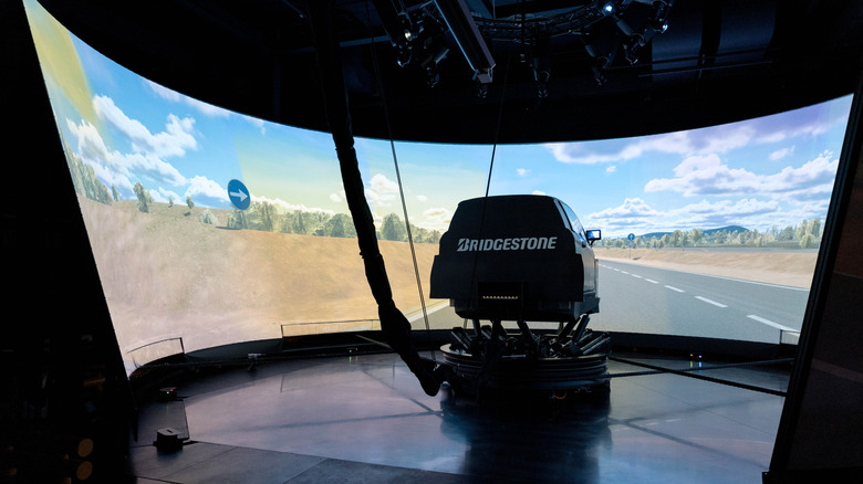 Der Driver-in-the-Loop-Simulator von Bridgestone
