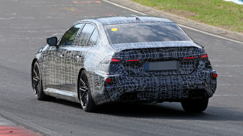 Hintere 3/4-Ansicht eines getarnten BMW M5-Prototyps