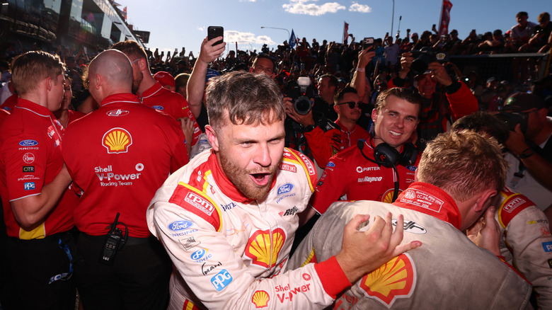 Brodie Kostecki, Fahrer des #17 Shell V-Power Racing Team Ford Mustang GT, feiert am 11. Oktober 2026 in Bathurst, Australien, seinen Sieg beim Repco Bathurst 1000, Teil der Supercars-Meisterschaft 2026 am Mount Panorama.