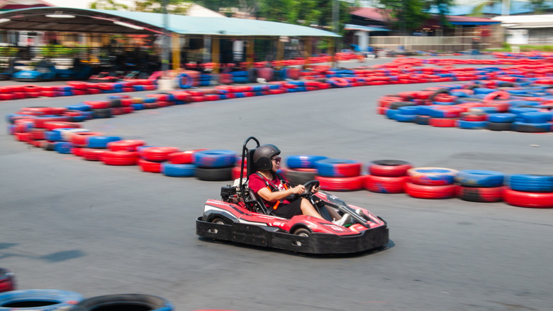 Go-Kart auf einer Strecke