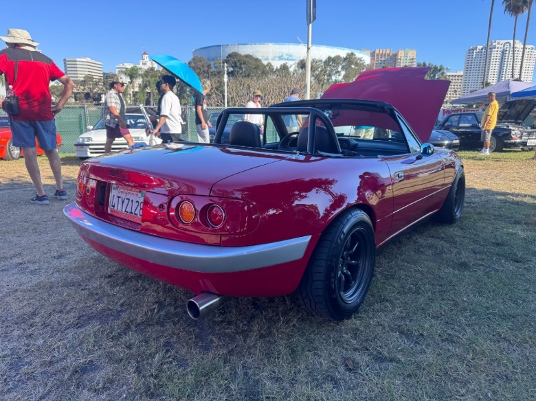 Mazda MX-5 mit modifizierten Stoßfängern im Lotus-Elan-Stil