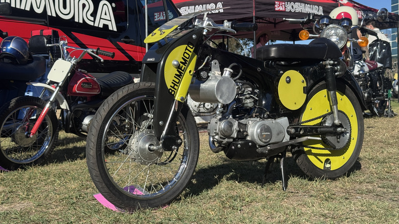 Von Bhumemoto modifiziertes Honda S65-Motorrad