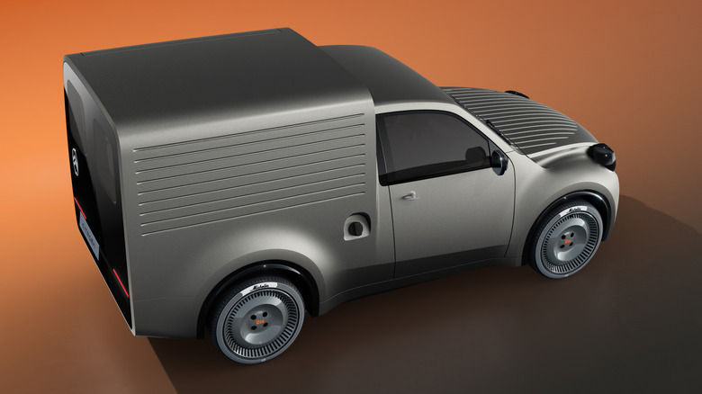 3/4-Rückansicht eines silbernen Citroën 2CV Fourgonnette Concept vor orangefarbenem Hintergrund