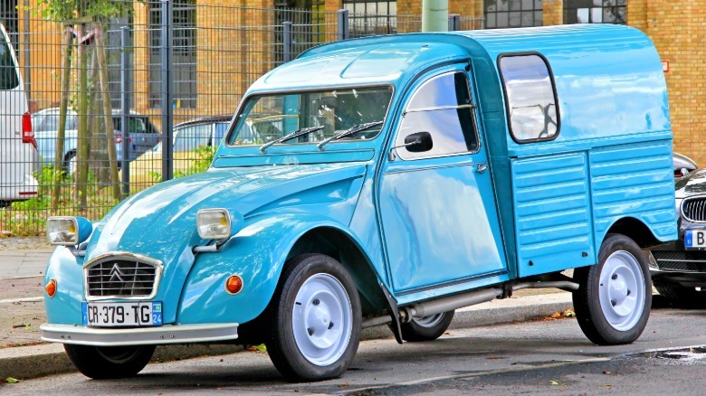 3/4-Vorderansicht eines originalen Citroën 2 CV Fourgonnette, der auf einer Stadtstraße geparkt ist