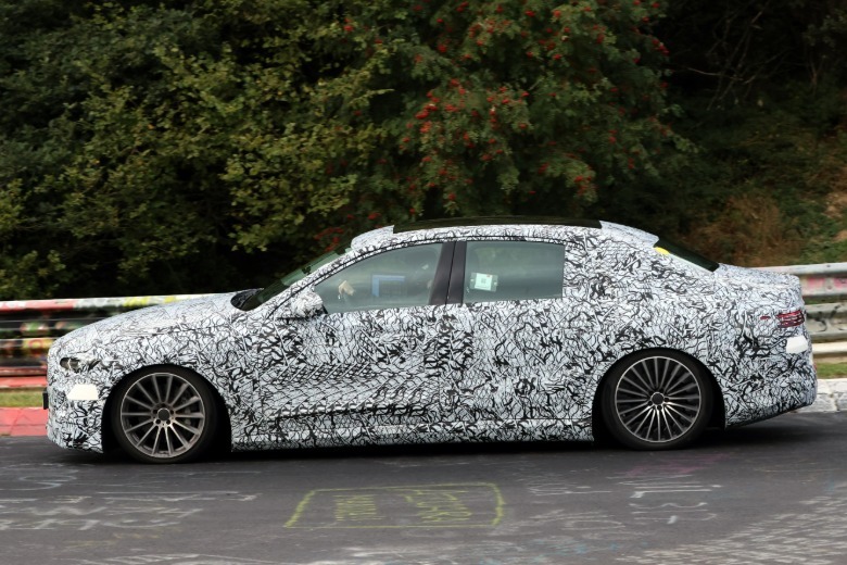 Seitenansicht eines getarnten Mercedes-Benz E-Klasse EV-Prototyps