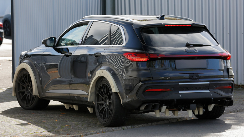 Heck eines Porsche-SUV-Testfahrzeugs mit Audi-Q5-Karosserie