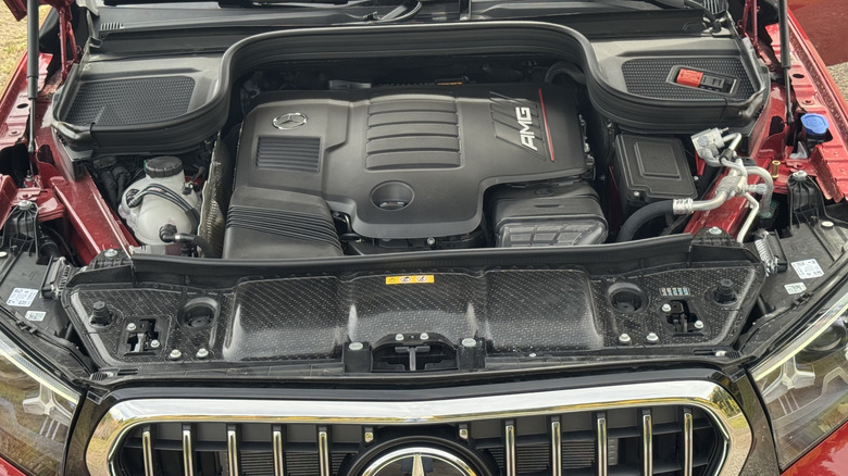 Ein Blick unter die Motorhaube des roten GLE53-Coupés zeigt den Reihensechszylindermotor mit einer schwarzen AMG-Motorabdeckung aus Kunststoff