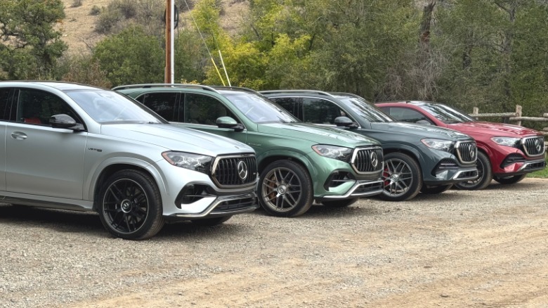 Ein Foto eines silbernen GLE53-Coupés, das auf Schotter neben einem grünen GLE53-SUV geparkt ist