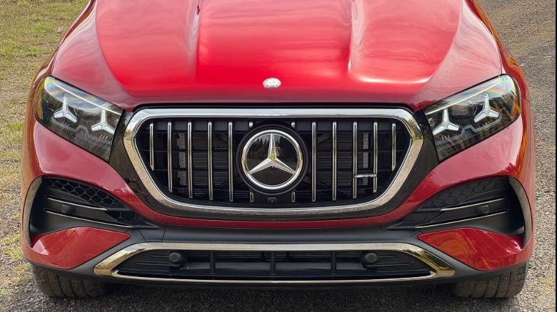 Eine Nahaufnahme der Nase des roten GLE53 Coupé, das auf Schotter geparkt ist