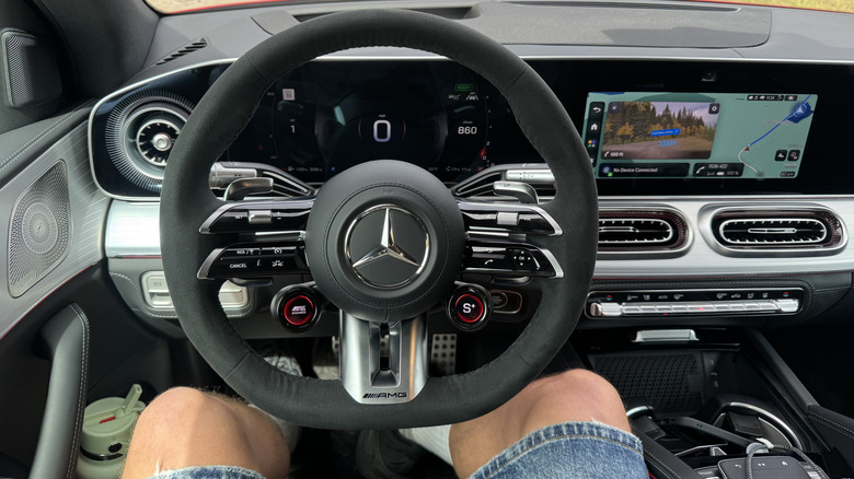Foto von meinem POV auf dem Fahrersitz des GLE53 mit schwarzem Innenraum