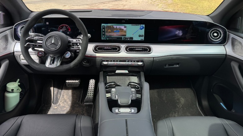 Eine Totalaufnahme des Armaturenbretts im GLE53 Coupé mit schwarzem Lederinterieur, das den Superscreen mit sichtbarem Schmutz aus der Windschutzscheibe zeigt