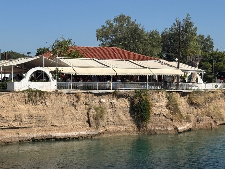 Café der Kanal-Tauchbrücke von Korinth