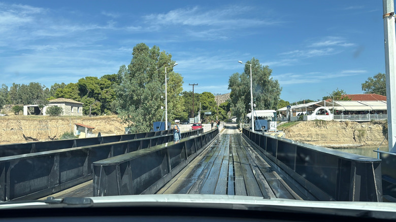 Die versenkbare Brücke des Kanals von Korinth wurde errichtet