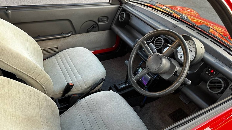 Bild des Armaturenbretts und der Vordersitze des Nissan Be-1 von 1987