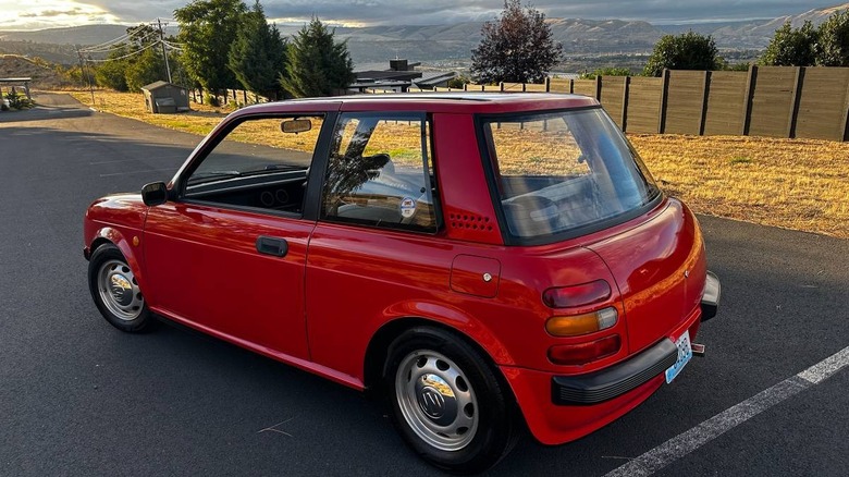 Dreiviertelansicht des Hecks des Nissan Be-1 von 1987