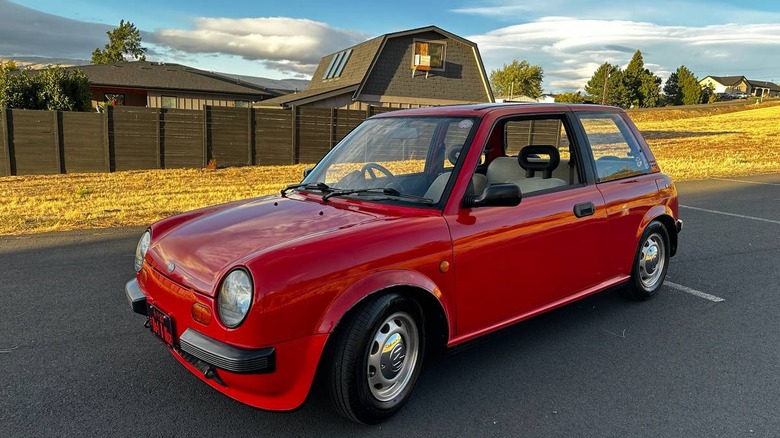 Vorderes Dreiviertelbild des Nissan Be-1 von 1987