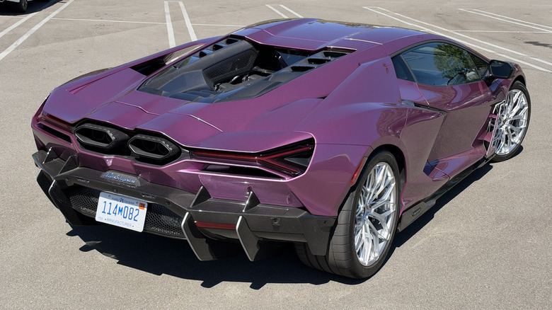 3/4-Hinteransicht eines rosafarbenen Lamborghini Revuelto
