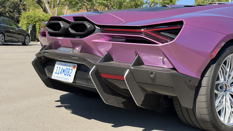 Heck eines rosafarbenen Lamborghini Revuelto