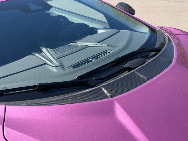 Motorhaubendetail auf einem rosafarbenen Lamborghini Revuelto