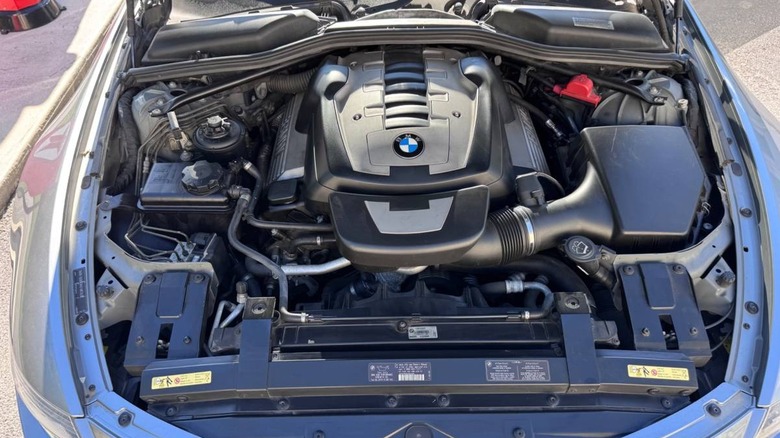 Bild des Motorraums des BMW 650i Cabrio aus dem Jahr 2006