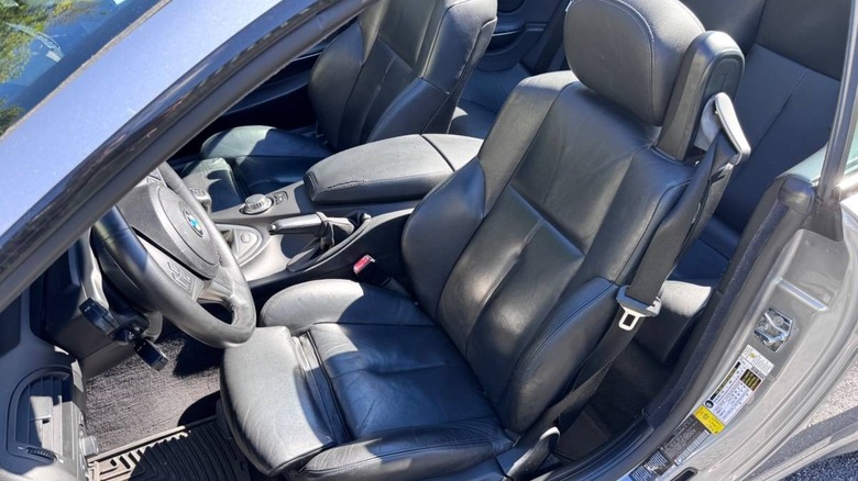 Bild des Fahrersitzes des BMW 650i Cabrio aus dem Jahr 2006