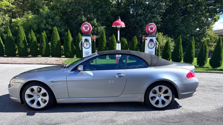 Ganzseitiges Bild des BMW 650i Cabrio aus dem Jahr 2006 mit geöffnetem Verdeck