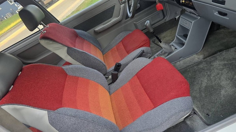 Bild der Vordersitze des Chevy Sprint Turbo von 1987