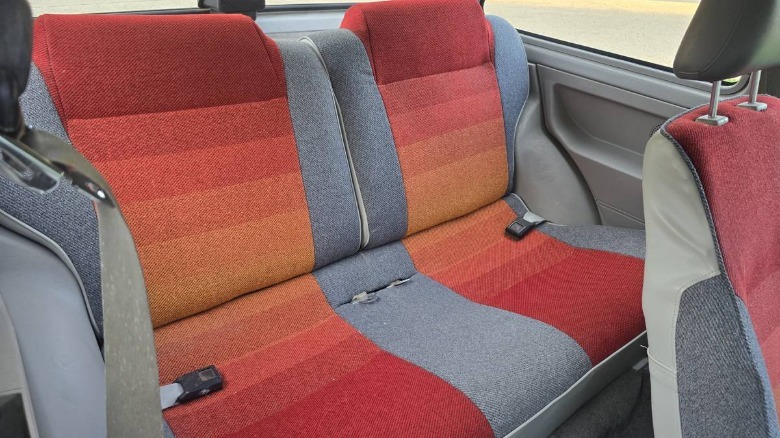Bild der Rücksitze des Chevy Sprint Turbo von 1987