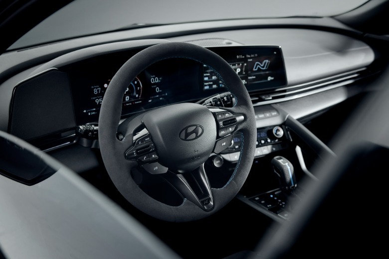 Innenraum eines Hyundai Elantra N Monochrom