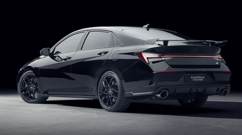 Hinten 3/4 eines schwarzen Hyundai Elantra N Monochrome.