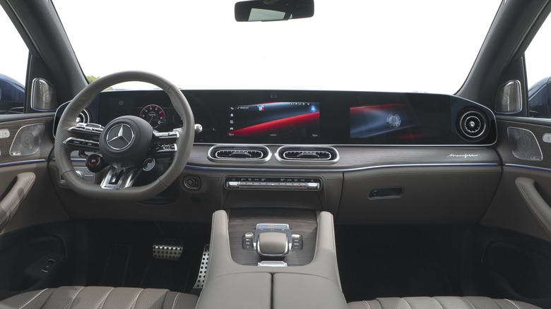 Weitwinkelaufnahme des Armaturenbretts des neuen GLE mit Superscreen und braunem Innenraum
